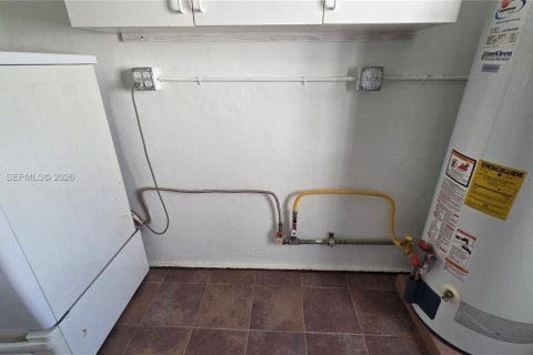 House in Hollywood, Florida 4 bedrooms, 228.91 sq.m. № 2008372 - photo 27