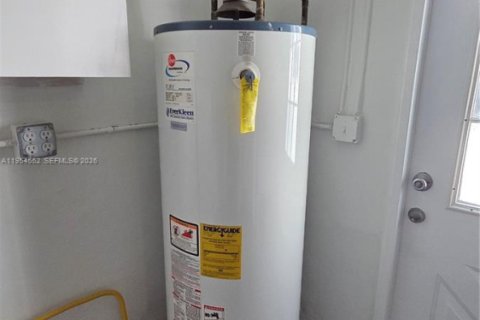 House in Hollywood, Florida 4 bedrooms, 228.91 sq.m. № 2008372 - photo 25