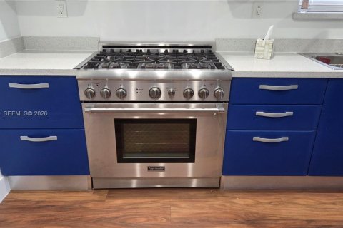 House in Hollywood, Florida 4 bedrooms, 228.91 sq.m. № 2008372 - photo 20