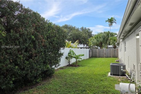 House in Hollywood, Florida 4 bedrooms, 228.91 sq.m. № 2008372 - photo 6