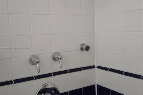 House in Hollywood, Florida 4 bedrooms, 228.91 sq.m. № 2008372 - photo 30