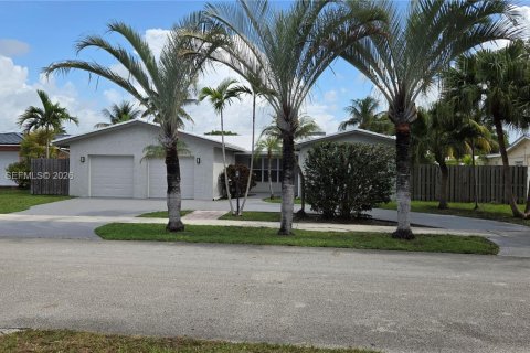 House in Hollywood, Florida 4 bedrooms, 228.91 sq.m. № 2008372