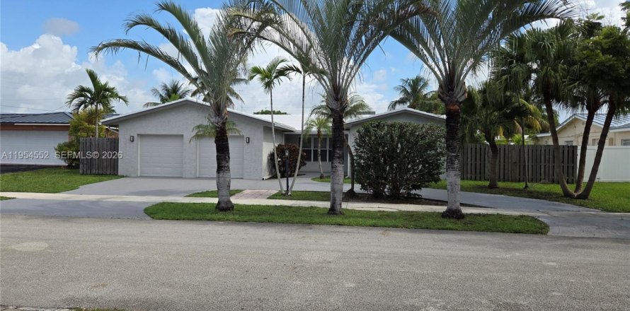 House in Hollywood, Florida 4 bedrooms, 228.91 sq.m. № 2008372