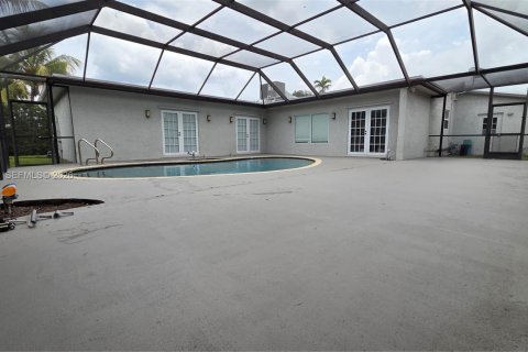 House in Hollywood, Florida 4 bedrooms, 228.91 sq.m. № 2008372 - photo 4