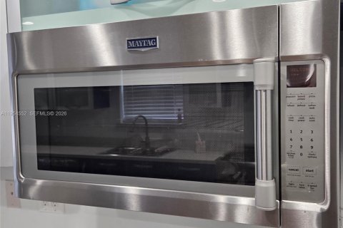 House in Hollywood, Florida 4 bedrooms, 228.91 sq.m. № 2008372 - photo 23