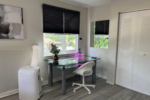 Commercial property in Hollywood, Florida 268.21 sq.m. № 1857428 - photo 10