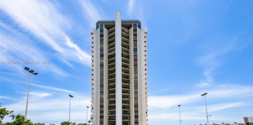 Кондоминиум с 2 спальнями в Майами, Флорида № 2027697