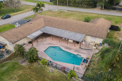 House in Southwest Ranches, Florida 5 bedrooms, 256.97 sq.m. № 2036510 - photo 25