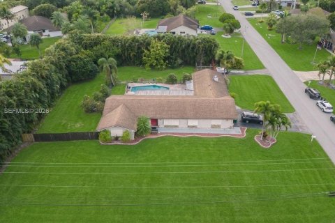 House in Southwest Ranches, Florida 5 bedrooms, 256.97 sq.m. № 2036510 - photo 2