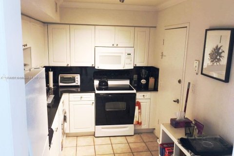 Condo in Hollywood, Florida, 2 bedrooms  № 2021601 - photo 10