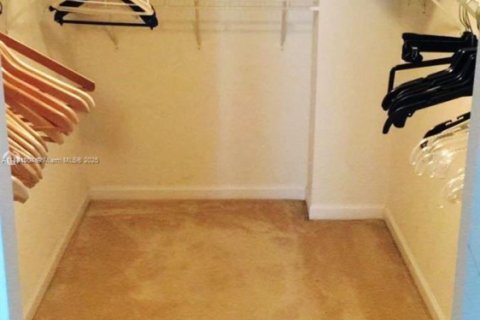 Condo in Hollywood, Florida, 2 bedrooms  № 2021601 - photo 16