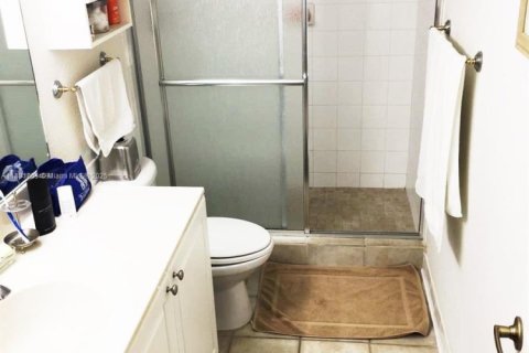 Condo in Hollywood, Florida, 2 bedrooms  № 2021601 - photo 17