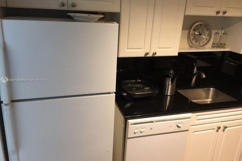 Condo in Hollywood, Florida, 2 bedrooms  № 2021601 - photo 9