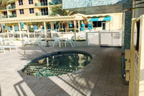 Condo in Hollywood, Florida, 2 bedrooms  № 2021601 - photo 24