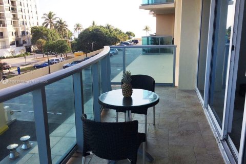 Condo in Hollywood, Florida, 2 bedrooms  № 2021601 - photo 19