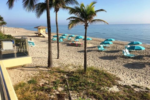 Condo in Hollywood, Florida, 2 bedrooms  № 2021601 - photo 26