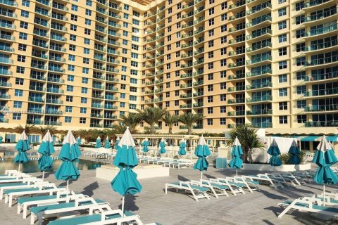 Condo in Hollywood, Florida, 2 bedrooms  № 2021601 - photo 23