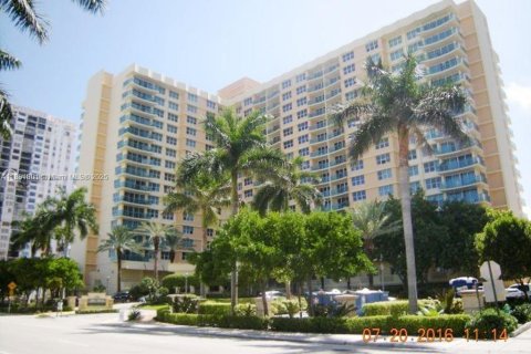 Condo in Hollywood, Florida, 2 bedrooms  № 2021601 - photo 2