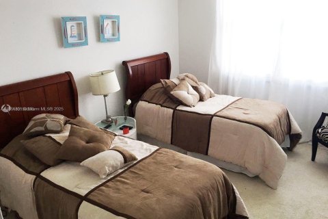 Condo in Hollywood, Florida, 2 bedrooms  № 2021601 - photo 18