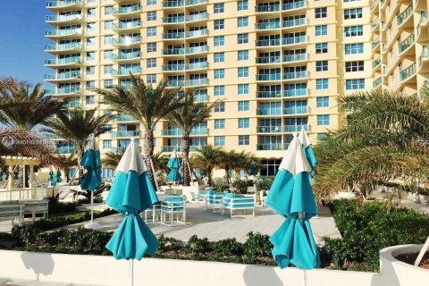 Condo in Hollywood, Florida, 2 bedrooms  № 2021601 - photo 22