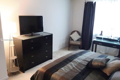 Condo in Hollywood, Florida, 2 bedrooms  № 2021601 - photo 15
