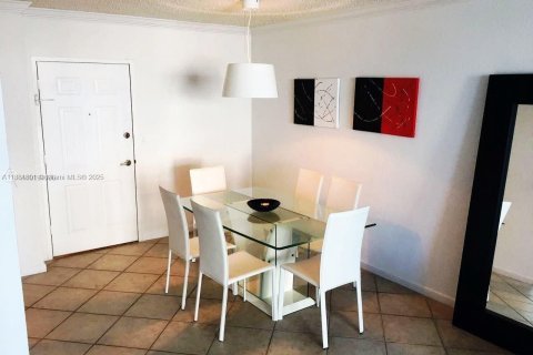 Condo in Hollywood, Florida, 2 bedrooms  № 2021601 - photo 6