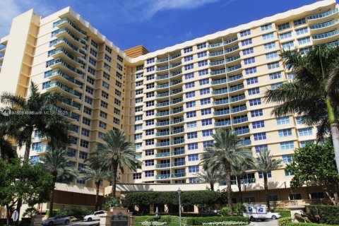 Condo in Hollywood, Florida, 2 bedrooms  № 2021601 - photo 4