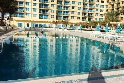 Condo in Hollywood, Florida, 2 bedrooms  № 2021601 - photo 21