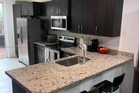 Townhouse in Homestead, Florida 4 bedrooms, 178 sq.m. № 1888030 - photo 5