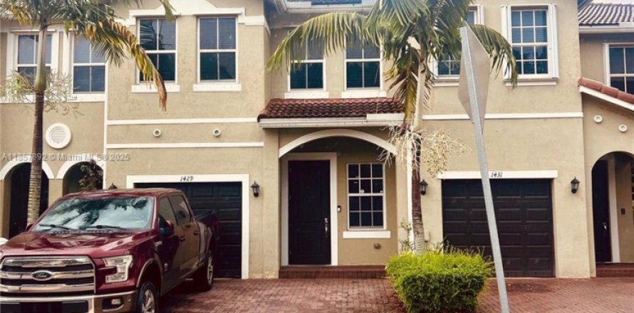 Townhouse in Homestead, Florida 4 bedrooms, 178 sq.m. № 1888030