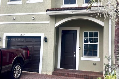 Townhouse in Homestead, Florida 4 bedrooms, 178 sq.m. № 1888030 - photo 2