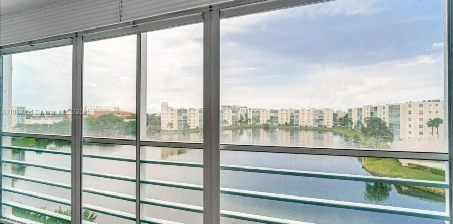 Кондоминиум с 2 спальнями в Дания-Бич, Флорида № 1966165