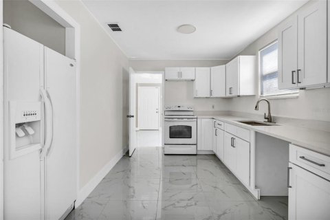 House in Tampa, Florida 3 bedrooms, 82.5 sq.m. № 1572368 - photo 9