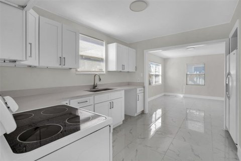 House in Tampa, Florida 3 bedrooms, 82.5 sq.m. № 1572368 - photo 4