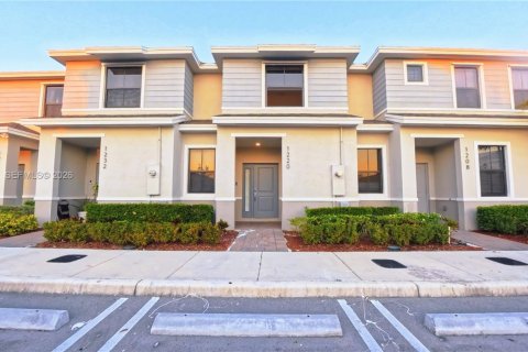 Touwnhouse à louer à Florida City, Floride: 3 chambres, 128.21 m2 № 2076425 - photo 2
