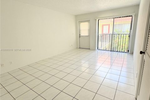 Condo in Coral Springs, Florida, 2 bedrooms  № 2064708 - photo 3