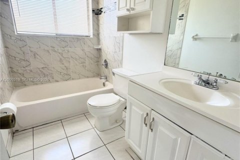 Condo in Coral Springs, Florida, 2 bedrooms  № 2064708 - photo 4