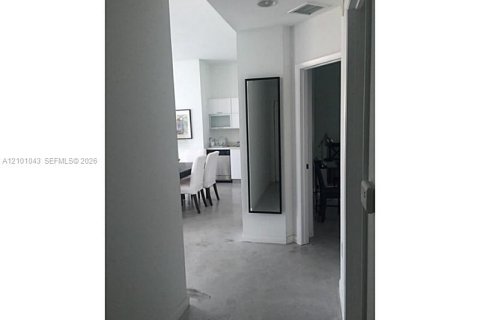 Condo in Miami, Florida, 2 bedrooms  № 2401319 - photo 2