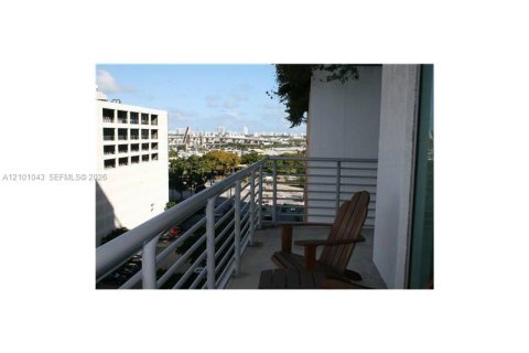 Condo in Miami, Florida, 2 bedrooms  № 2401319 - photo 9