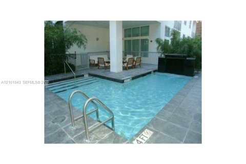 Condo in Miami, Florida, 2 bedrooms  № 2401319 - photo 12
