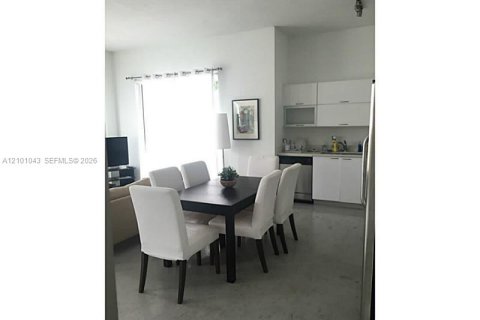 Condo in Miami, Florida, 2 bedrooms  № 2401319 - photo 3