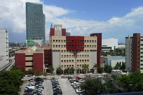 Condo in Miami, Florida, 2 bedrooms  № 2401319 - photo 13