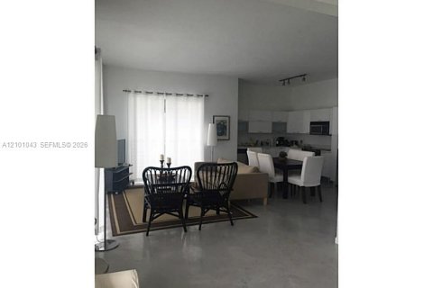 Condo in Miami, Florida, 2 bedrooms  № 2401319 - photo 4