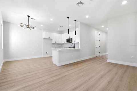 Duplex in Orlando, Florida 3 bedrooms, 146.41 sq.m. № 2197547 - photo 6