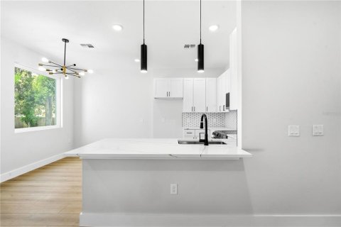 Duplex in Orlando, Florida 3 bedrooms, 146.41 sq.m. № 2197547 - photo 7