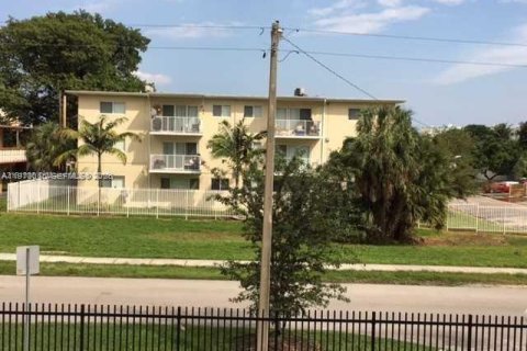 Купить кондоминиум в Норт-Майами, Флорида 1 спальня, 83.61м2, № 2040604 - фото 2