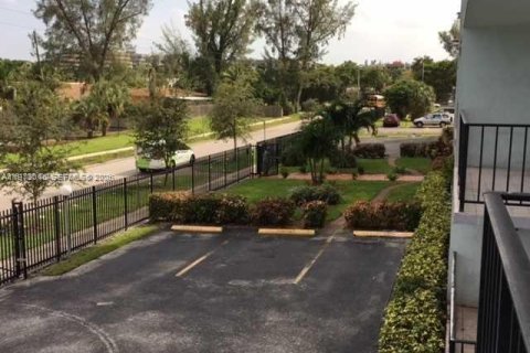 Купить кондоминиум в Норт-Майами, Флорида 1 спальня, 83.61м2, № 2040604 - фото 3