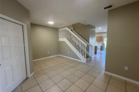 Снять в аренду таунхаус в Хомстед, Флорида 2 спальни, 108.32м2, № 1995414 - фото 3