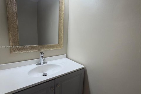 Снять в аренду таунхаус в Хомстед, Флорида 2 спальни, 108.32м2, № 1995414 - фото 16