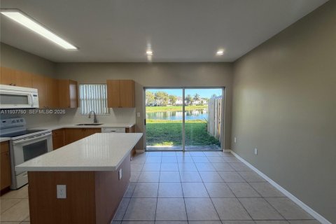 Снять в аренду таунхаус в Хомстед, Флорида 2 спальни, 108.32м2, № 1995414 - фото 6